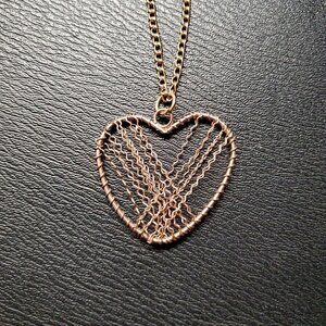 🚨Gold Tone Wired Heart Y2K Necklace
